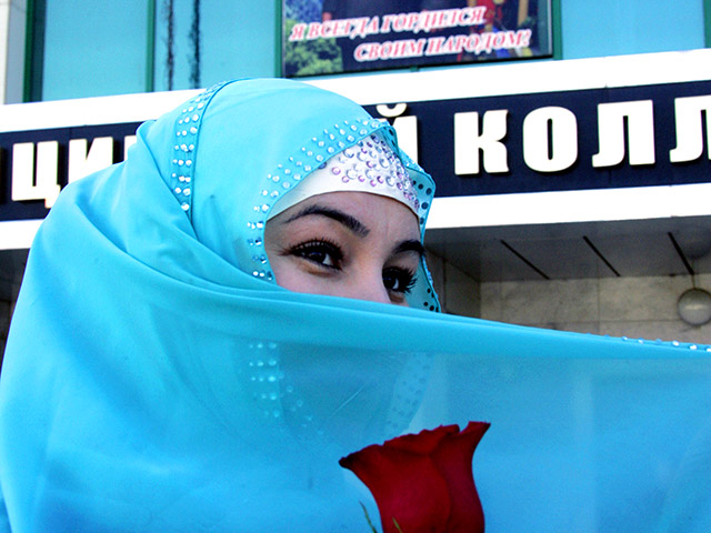 Жители Чечни сообщают о задержании представителями правоохранительных органов девушки по причине того, что она была одета в мусульманскую одежду, и, в частности, в хиджаб