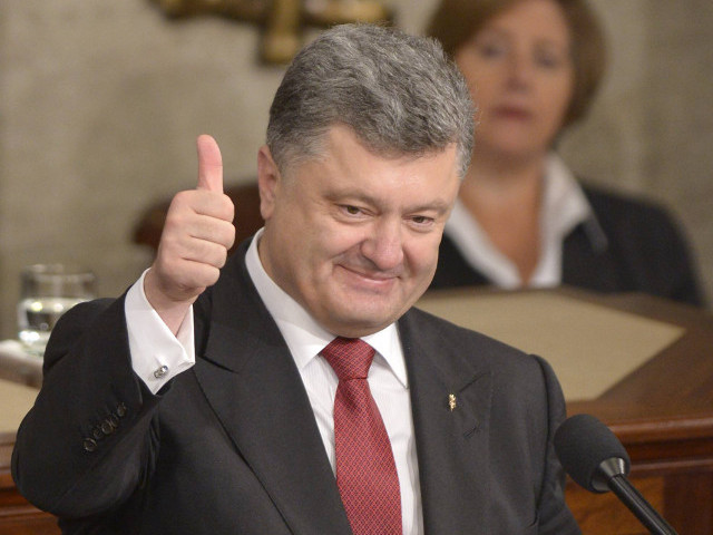 Трое украинских разведчиков освобождены из плена. Об этом сообщил президент Украины Петр Порошенко