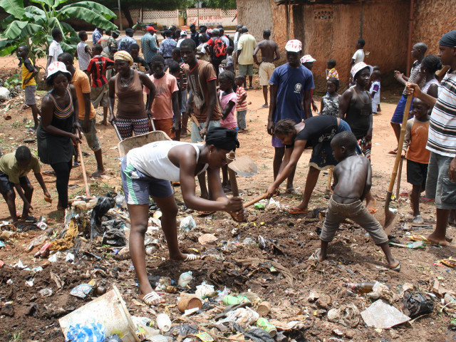В Гвинее найдены тела восьми человек, в том числе трех журналистов, убитых в результате нападения сельскими жителями на группу, занимавшуюся профилактикой болезни, вызванной вирусом Эбола