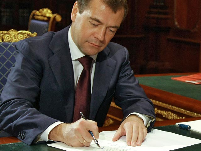 Премьер-министр России Дмитрий Медведев подписал постановление о введении торговых пошлин на украинские товары, которое вступит в силу, если Украина досрочно начнет реализовать положение о зоне свободной торговли с Европейским союзом