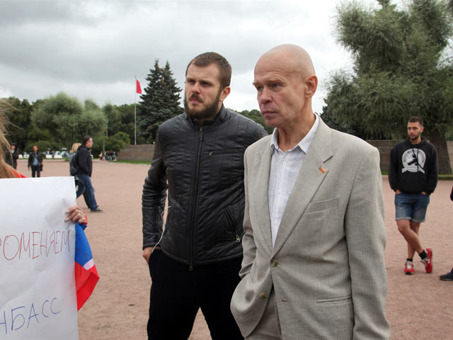 Нападавшим оказался член движения "НОД - Народного Освободительного Движения" Сергей Смирнов (на фото - справа)