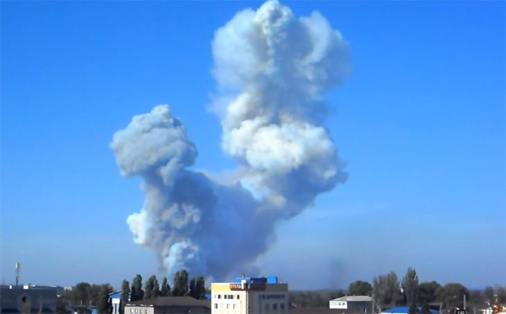 В Донецке ракеты попали в военный завод, взрываются боеприпасы