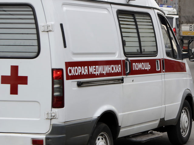 Автобус, в котором находились 34 ребенка, выехал за пределы автотрассы в Ленинградской области. Водитель, дети и пять сопровождающих их взрослых были доставлены в больницу.
