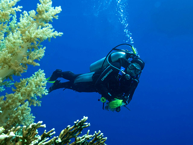 Египетский дайвер-экстремал Ахмед Гамал Габр побил мировой рекорд по нырянию с аквалангом, достигнув в Красном море глубины 332,35 метра