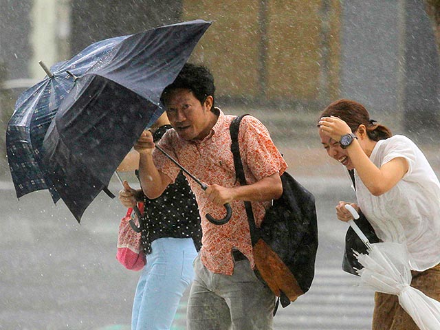 Национальное метеорологическое управление Японии объявило штормовое предупреждение в южной островной префектуре Окинава в связи с приближением тайфуна "Фэнхуан", несущего с собой порывы ветра до 35 метров в секунду и восьмиметровые волны
