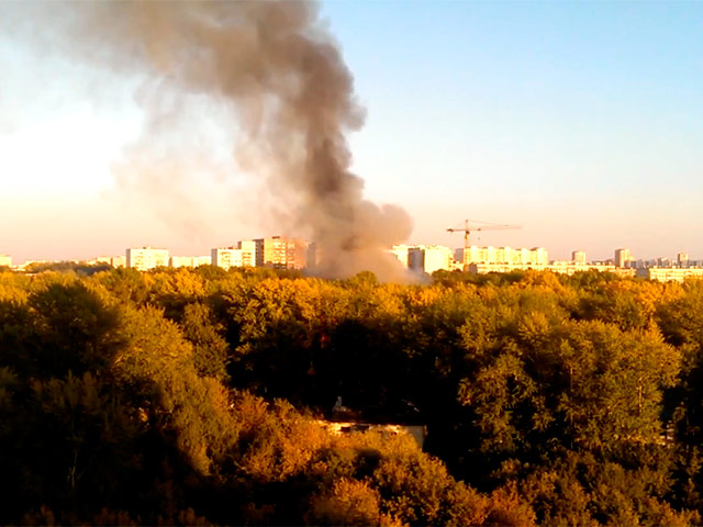 На севере Москвы вспыхну пожар на территории бывшей воинской части, его площадь достигает 1,5 тысячи кв.м
