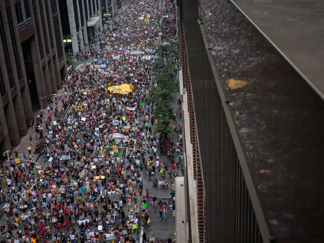 Всемирная кампания достигла кульминации в Нью-Йорке, где ожидается до 100 тыс. демонстрантов, среди которых Пан Ги Мун.