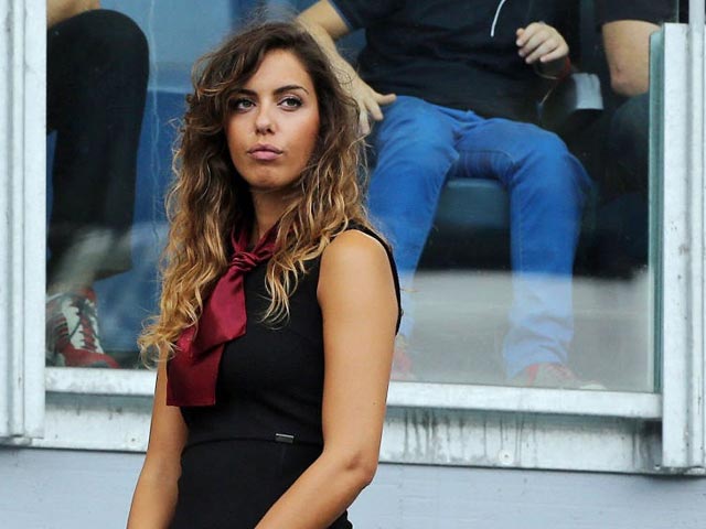 В воскресенье болельщиков футбольного клуба "Рома" на трибуны домашнего стадиона "Олимпико" сопроводили стюардессы