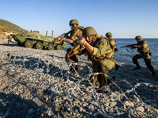 Во время стратегических учений "Восток-2014", которые в этом году проводятся на территории Восточного военного округа, погибли трое морских пехотинцев
