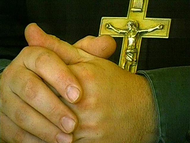 Красноярского священника могут лишить сана за драку с полицейским и обманы