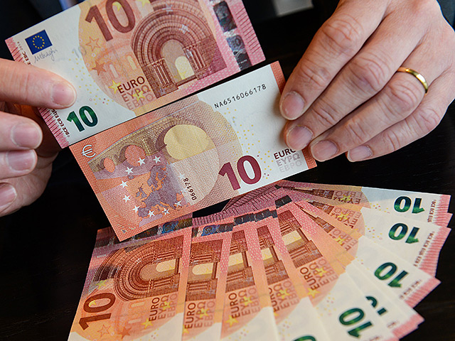 Европейский центральный банк запускает в обращение новые банкноты достоинством в 10 евро. С сегодняшнего дня их начнут выдавать банки и банкоматы. Кроме того новые "десятки" можно будет получить на сдачу в различных торговых сетях на территории всех стран