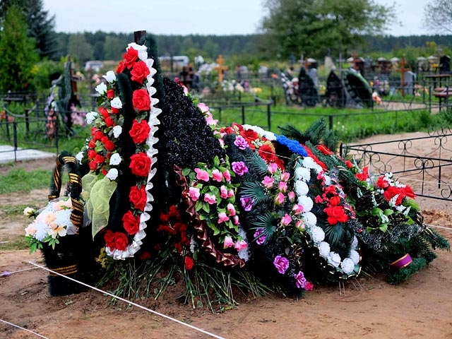 На резонансные истории, связанные с "тайными похоронами" российских солдат, предположительно, погибших на Украине, которые вызвали бурную реакцию общественности в связи с отсутствием объяснений со стороны российских властей, обратили внимание в зарубежной
