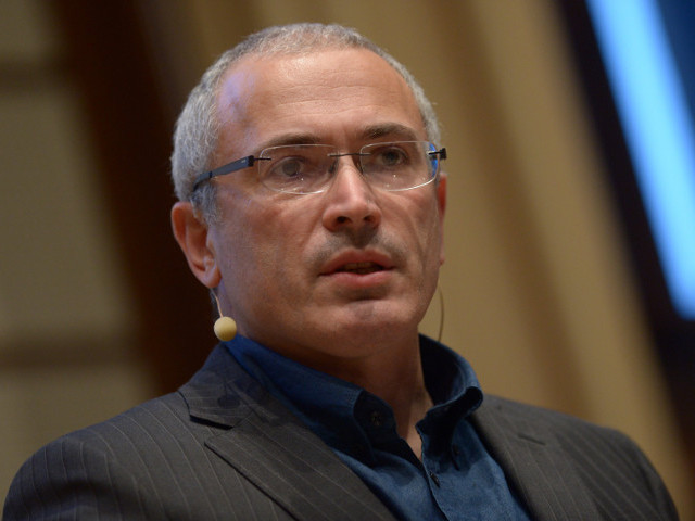 Экс-глава ЮКОСа Михаил Ходорковский считает, что публичные заявления о том, что западные санкции направлены против России, являются для россиян неприемлемыми и унизительными