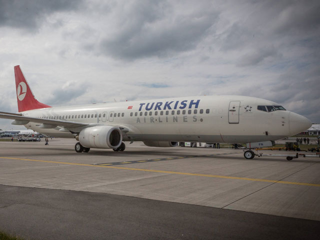 Пассажирский Boeing-738 авиакомпании Turkish Airlines выкатился за пределы взлетно-посадочной полосы в международной аэропорту Сочи