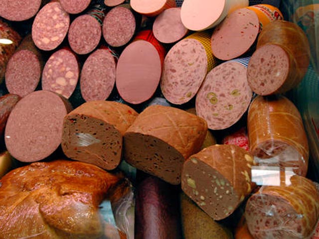 За неделю свинина подорожала на 1,0%, куры - на 0,8%, говядина, баранина, колбасы, сосиски и сардельки, консервы мясные, сыры, творог