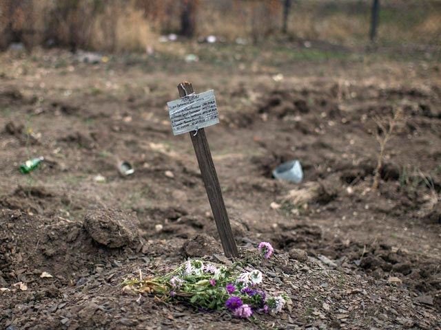 Наблюдатели ОБСЕ подтвердили сведения о том, что на территории Донецкой области, в селе Нижняя Крынка и неподалеку от него, 23 сентября были обнаружены три массовых захоронения