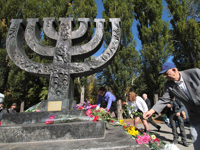 В киевском Бабьем Яру осквернили свастикой мемориал "Менора"