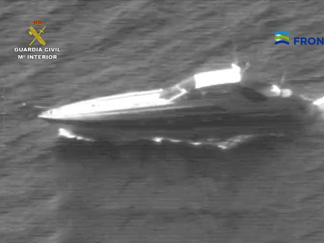Сотрудники испанской Гражданской гвардии захватили судно, на котором наркомафия перевозила контрабандный груз. В руки жандармов попали более десяти тонн гашиша