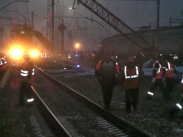 На переезде станции Михнево Московской железной дороги произошла крупная авария. В 4:28 там столкнулись грузовик с буксируемым электропоездом без пассажиров "Москва-Сочи"