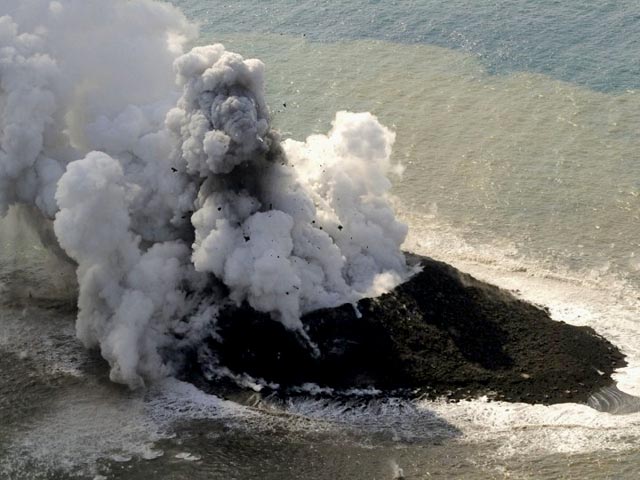 Извержение вулкана Онтакэ началось утром в субботу в японской префектуре Нагано. По данным Reuters, пострадали восемь человек, из-за выброса пепла изменены маршруты некоторых авиарейсов