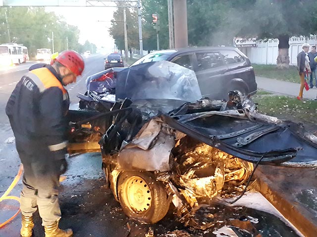 В Ярославле рано утром в субботу произошло страшное ДТП: на перекрестке столкнулись две машины, начался пожар, погибли два человека