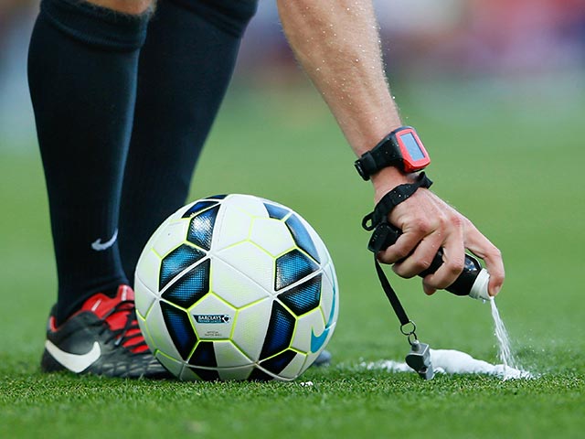 Состав футбольного спрея опасен для здоровья, в Германии его хотят запретить
