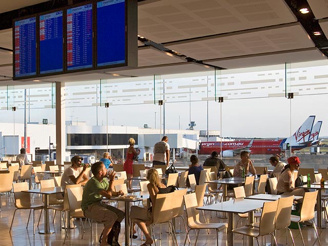 Сотрудники службы безопасности аэропорта Сиднея экстренно эвакуировали несколько сотен пассажиров из-за мужчины, который был настолько увлечен своим iPad, что не заметил, как прошел в запрещенную зону