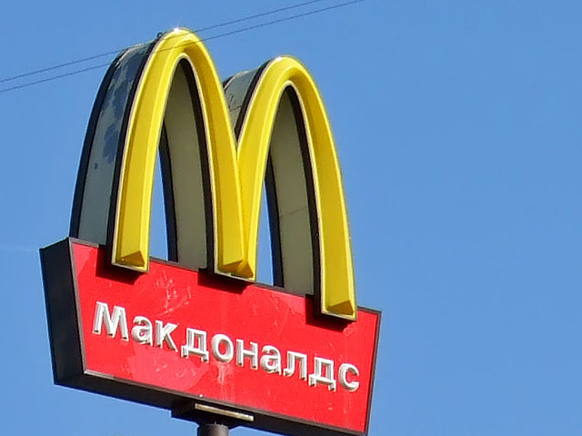 На площади Горького в центре Нижнего Новгорода закрылся ресторан быстрого питания McDonald's. Табличка на двери информирует, что рестора не работает "по техническим причинам"