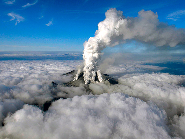 Японские медики подтвердили гибель по меньшей мере одного человека в результате извержения вулкана Онтакэ, которое началось в субботу в японской префектуре Нагано