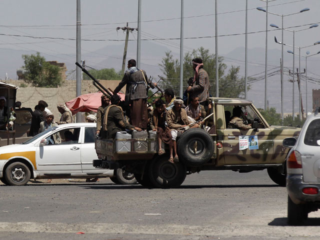 Ракета попала в автомобиль рядом с посольством, в результате чего были ранены пятеро йеменских военнослужащих, охранявших американскую дипломатическую миссию.