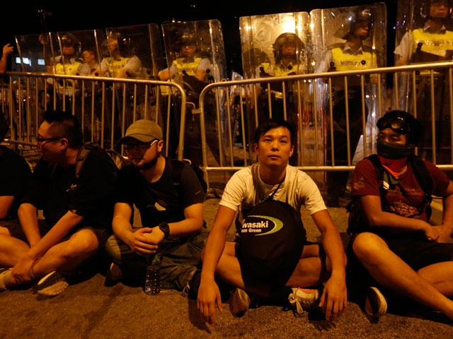 В Гонконге протестующие начали сидячую забастовку