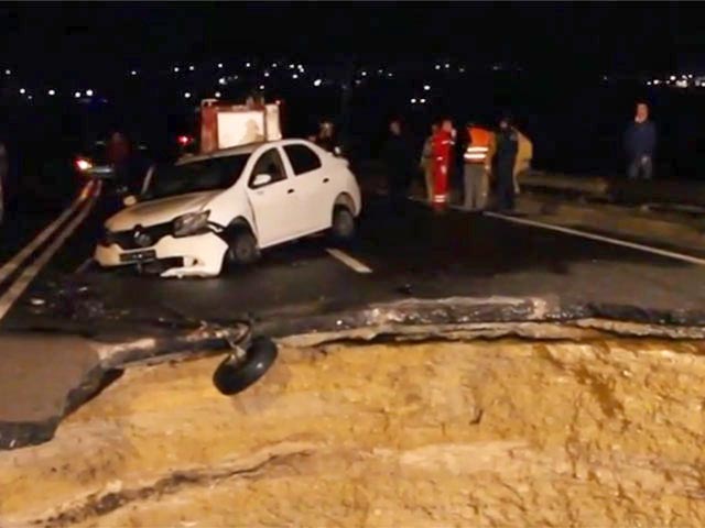 Ремонт 8-метрового провала на дороге в Крыму займет несколько месяцев  