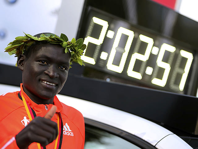 Кенийский бегун Деннис Киметто стал победителем 41-го Берлинского международного марафона, установив попутно новый мировой рекорд