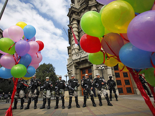 Ради гей-парада столица Сербии "перешла на военное положение"