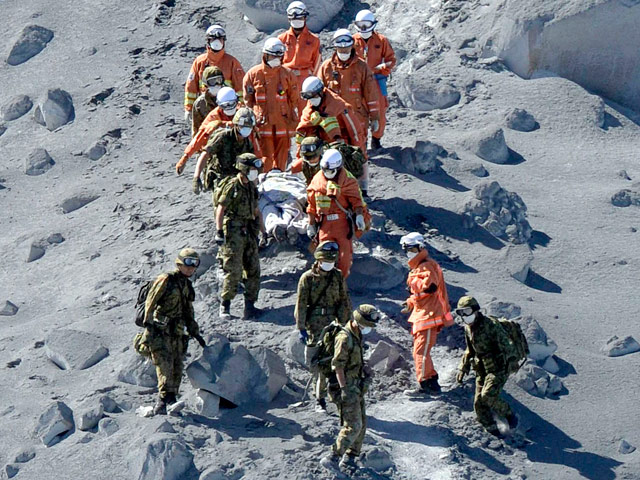 В Японии утром 29 сентября возобновилась масштабная операция по поиску возможных выживших при извержении вулкана Онтакэ и эвакуации тел погибших