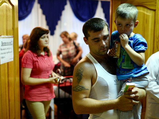В настоящее время на территории РФ находятся "около миллиона" беженцев с востока Украины, где Киев проводит спецоперацию, которую называет "антитеррористической", а Москва - "карательной"