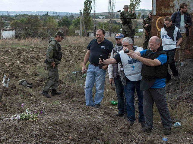 Наблюдатели Организации по безопасности и сотрудничеству в Европе (ОБСЕ) посетили несколько мест массовых захоронений под Донецком. 23 сентября 2014 года