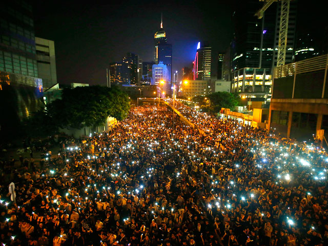 В Гонконге тысячи участников акции за демократические выборы во вторник остаются на улицах - они готовы к длительному противостоянию с властями