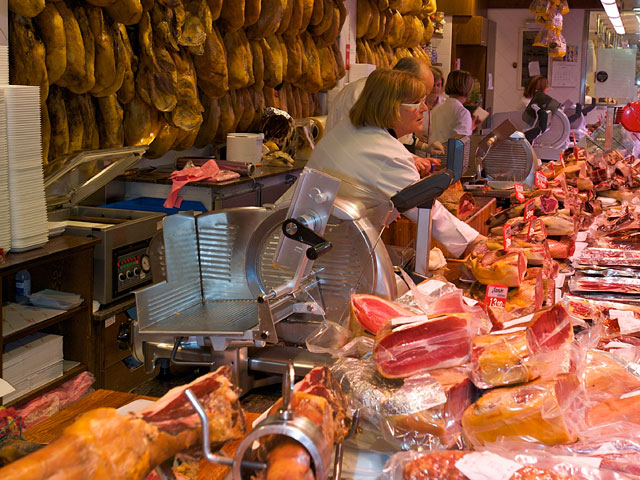 После введенного Россией запрета ввоза европейской агропродовольственной продукции испанские производители, столкнувшись с трудностями при сбыте мяса и мясных продуктов, начали искать новые возможности на других рынках