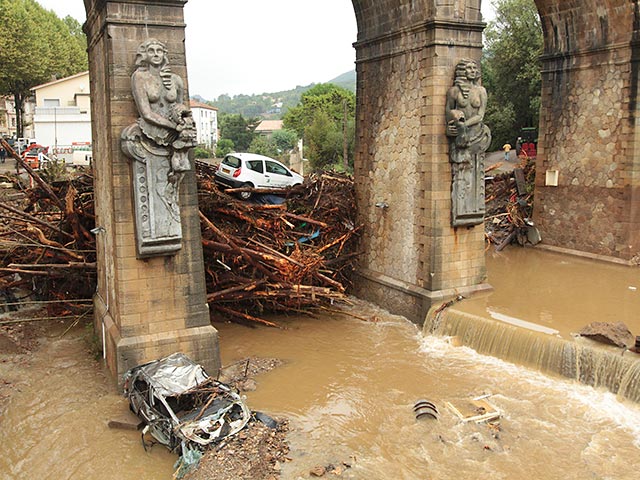 В понедельник, 29 сентября, в результате ливней, обрушившихся на юг Франции, в регионе началось наводнение - сильнейшее за последние десять лет