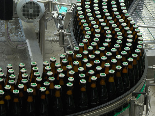 Пивоваренная компания "САН ИнБев", российское подразделение Anheuser-Busch InBev NV, остановила работу своего завода в Ангарске