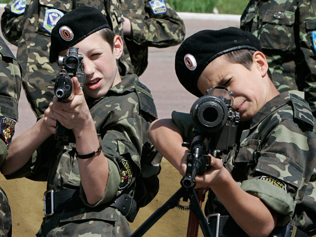 Украинские власти возвращают в школьную программу отмененный после распада СССР курс начальной военной подготовки
