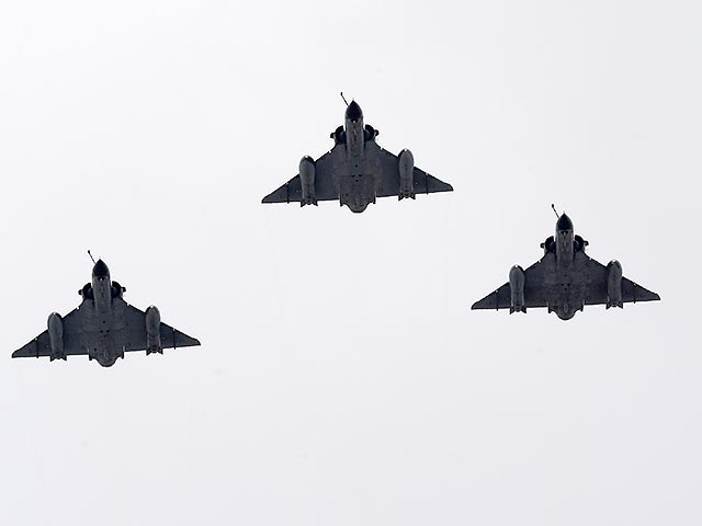 По данным министерства обороны, Париж дополнительно пошлет для противостояния боевикам в Ираке и Сирии три самолета Rafale и отправит фрегат, оснащенный средствами ПВО, в Персидский залив