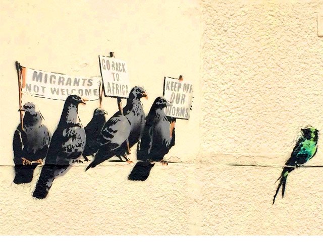 Власти британского города Клактон-он-Си решили удалить граффити известного уличного художника Бэнкси, сочтя его "оскорбительным" и "расистским"