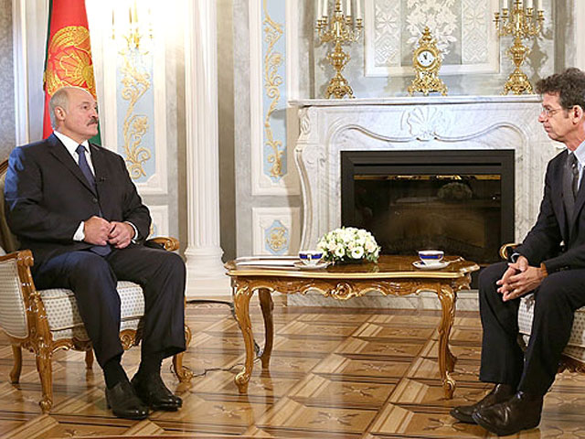 Президент Белоруссии Александр Лукашенко, обсуждая с журналистами кризис на Украине, предположил, что белорусские вооруженные силы могли бы помочь с урегулированием конфликт