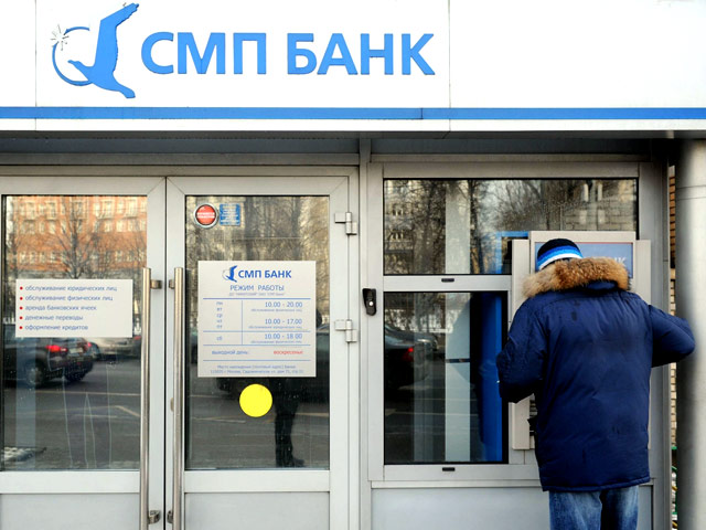 "СМП-банк", подконтрольный Аркадию и Борису Ротенбергам, не так давно назначенный санировать "Мособлбанка", продает доставшийся ему холдинг непрофильных активов