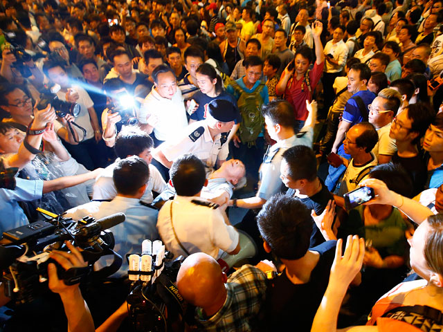 Лидеры массового протестного движения в Гонконге отказались вести переговоры с представителями властей региона после того, как произошли столкновения протестующих со сторонниками властей