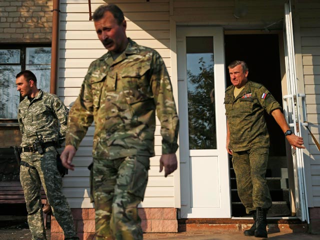 Украинский генерал Юрий Думанский и российский генерал Александр Ленцов, Соледар, 27 сентября 2014 года
