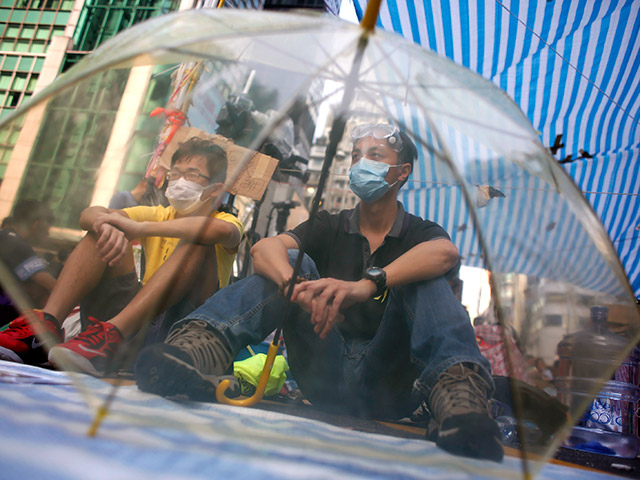 Освободить ряд районов, частично разобрать баррикады и приоткрыть движение для транспорта согласились участники протестного движения Occupy Central в Гонконге