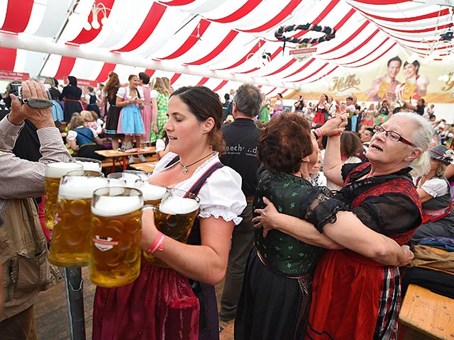 Крупнейший праздник пива "Октоберфест", который завершается в германском Мюнхене в воскресенье, посетили 6,3 млн человек - это меньше, чем в прошлые годы и значительно скромнее, чем в рекордном 1985 году
